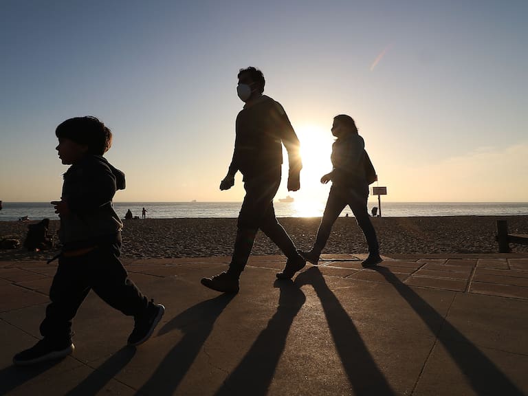 Bono Base Familiar: qué es y quiénes tienen derecho a este aporte que se extiende por 24 meses