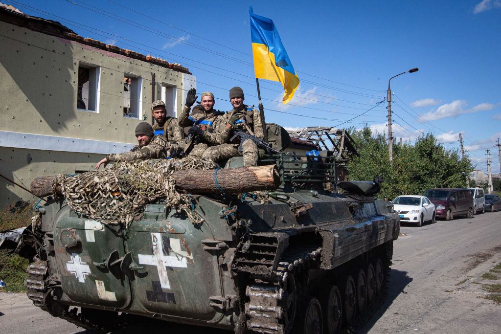 Soldados de Ucrania llegan en un tanque a Izium en la región de Járkov