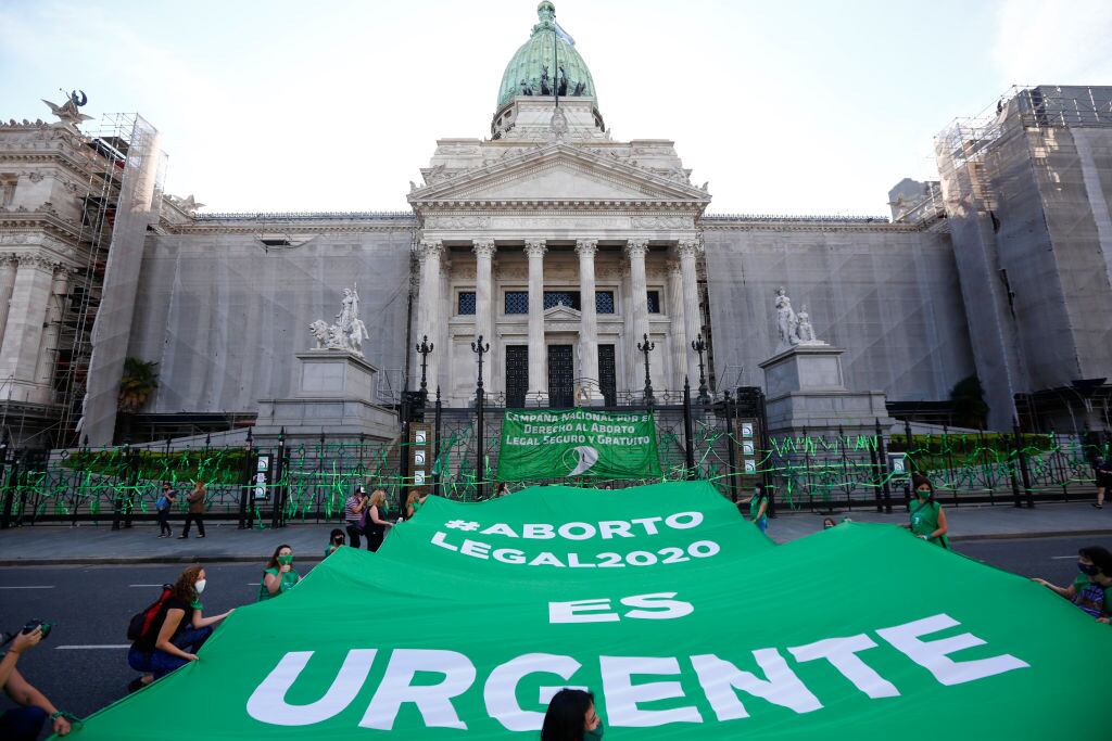Feministas piden el aborto legal ante el congreso argentino