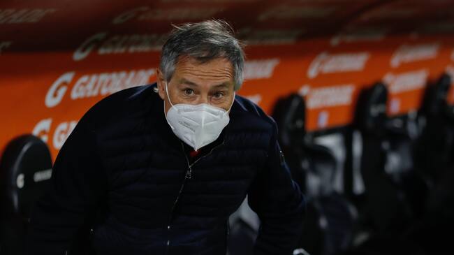 10 de Febrero del 2021/SANTIAGOEl Director Técnico de Universidad Católica Ariel Holan(c) ,durante el partido valido por la Trigésima tercera fecha del Campeonato Nacional AFP PlanVital 2020, entre Universidad Católica vs Union La Calera, disputado en el Estadio San Carlos de Apoquindo.
FOTO:FRANCISCO LONGA/AGENCIAUNO