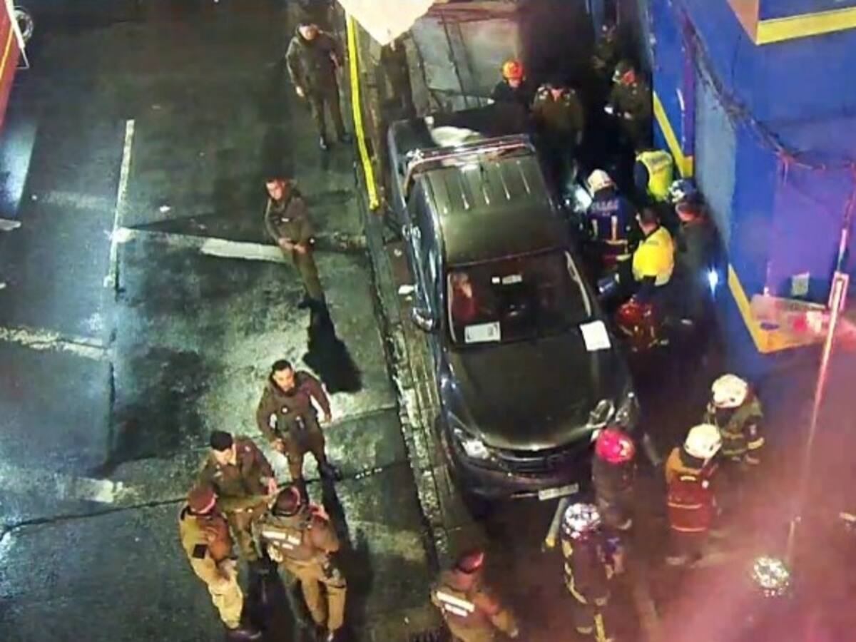 Accidente de tránsito en Santiago: dos carabineros fueron atropellados producto del pavimento resbaladizo