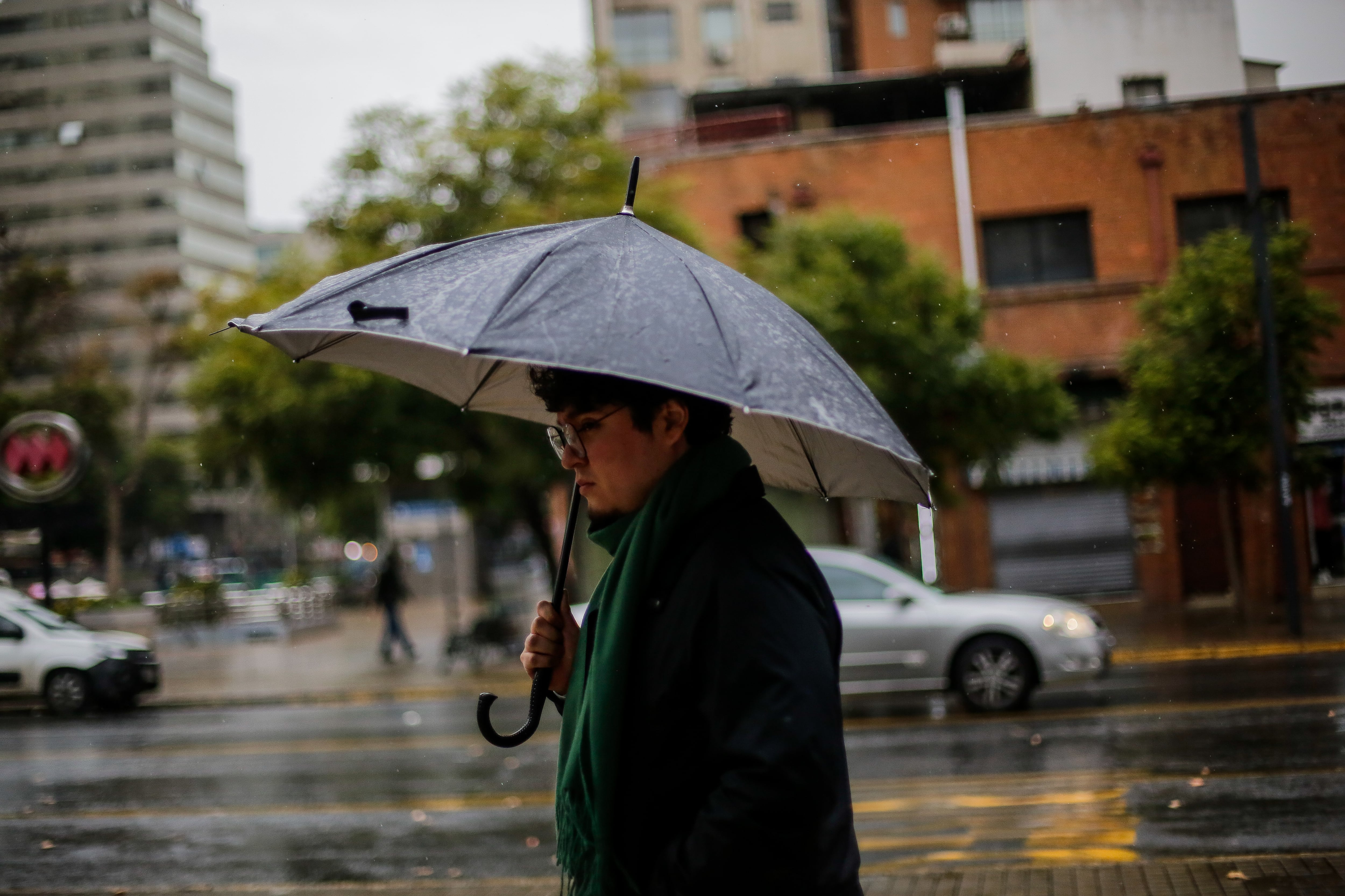 Lluvia por sistema frontal: ¿Cuántos milímetros caerán en Santiago y cómo se miden?