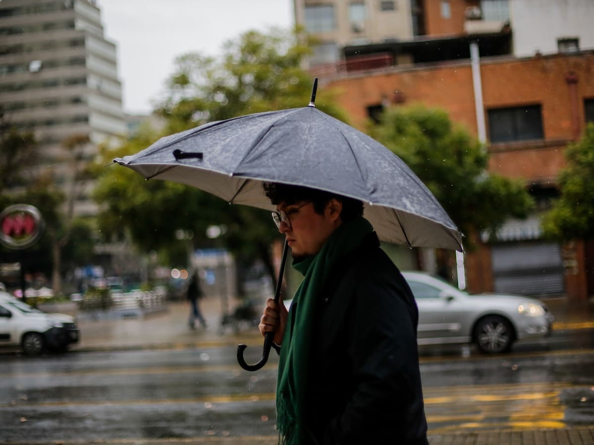 Lluvia por sistema frontal: ¿Cuántos milímetros caerán en Santiago y cómo se miden?