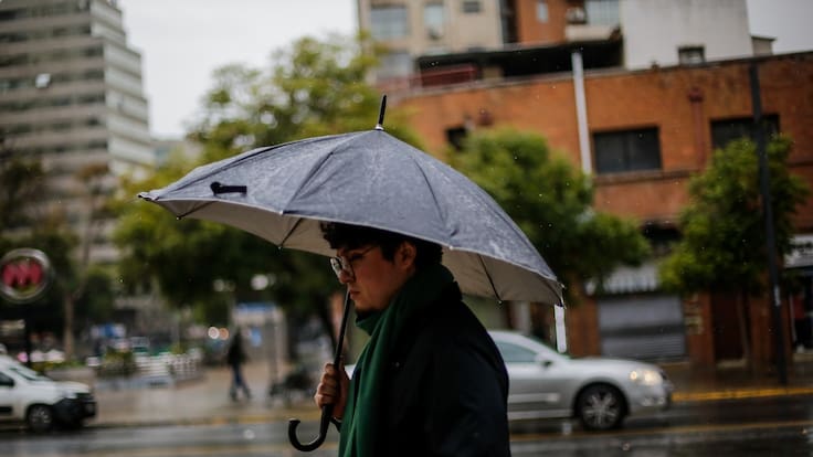 Lluvia por sistema frontal: ¿Cuántos milímetros caerán en Santiago y cómo se miden?