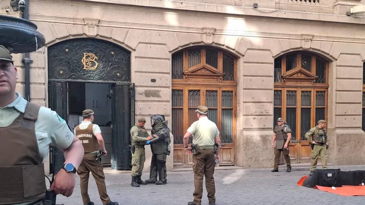 Por artefacto explosivo: realizan amplio operativo policial en la Bolsa de Comercio de Santiago
