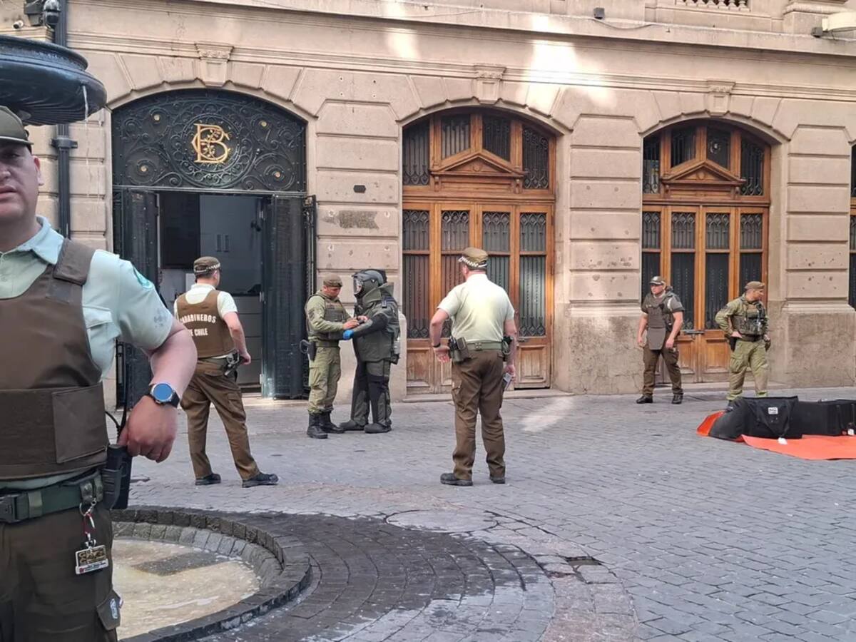 Por artefacto explosivo: realizan amplio operativo policial en la Bolsa de Comercio de Santiago