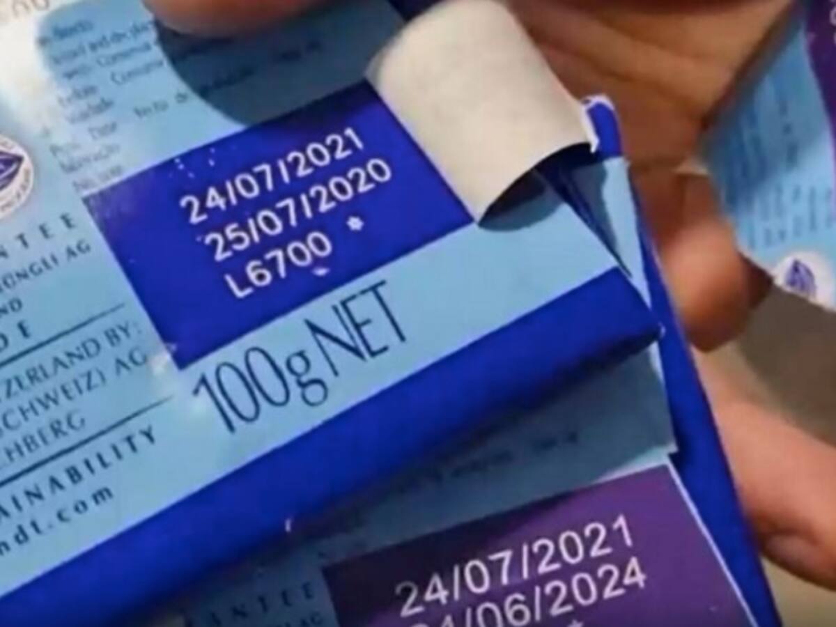 Reportaje revela venta de productos vencidos y con etiquetas falsas en el comercio informal en el Metro de Santiago