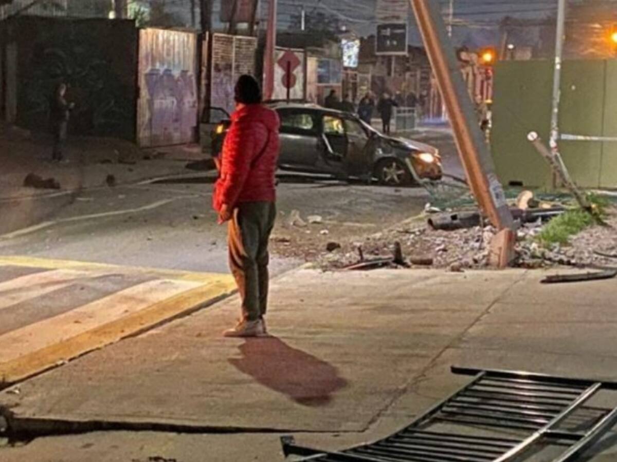 Dos adolescentes son detenidos tras persecución que terminó con choque en Quinta Normal: menores huían en auto con encargo por robo