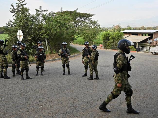 Soldados vigilan las calles en algunas zonas rurales de Colombia