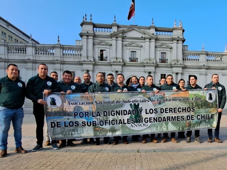 Suboficiales de Gendarmería se manifiestan fuera de La Moneda: exigen mayor presupuesto e implementos adecuados
