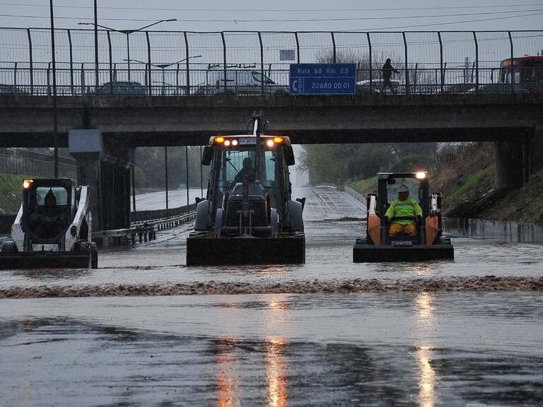 Ruta 68 parcialmente interrumpida por inundación de paso bajo nivel Teniente Cruz en Pudahuel