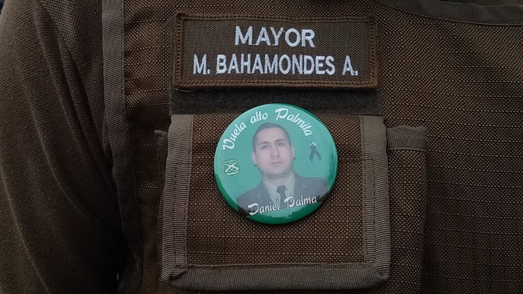 Algunos carabineros portan estas pequeñas chapas conmemorativas por el fallecido. / ADN.cl