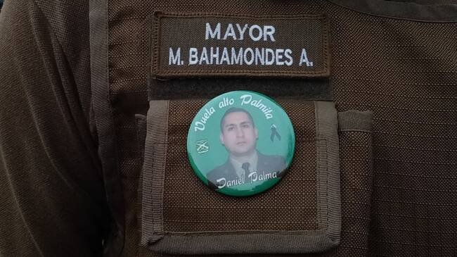 Algunos carabineros portan estas pequeñas chapas conmemorativas por el fallecido. / ADN.cl
