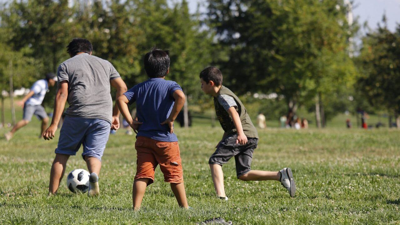 25 de Diciembre del 2018/SANTIAGO
Nios disfrutan de sus nuevos juguetes, que recibieron en Navidad, jugando con ellos en la Elipse del Parque O'higgins, junto a sus padres
FOTO:SEBASTIAN BROGCA/AGENCIAUNO