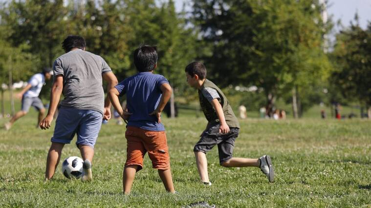25 de Diciembre del 2018/SANTIAGO
Nios disfrutan de sus nuevos juguetes, que recibieron en Navidad, jugando con ellos en la Elipse del Parque O'higgins, junto a sus padres
FOTO:SEBASTIAN BROGCA/AGENCIAUNO