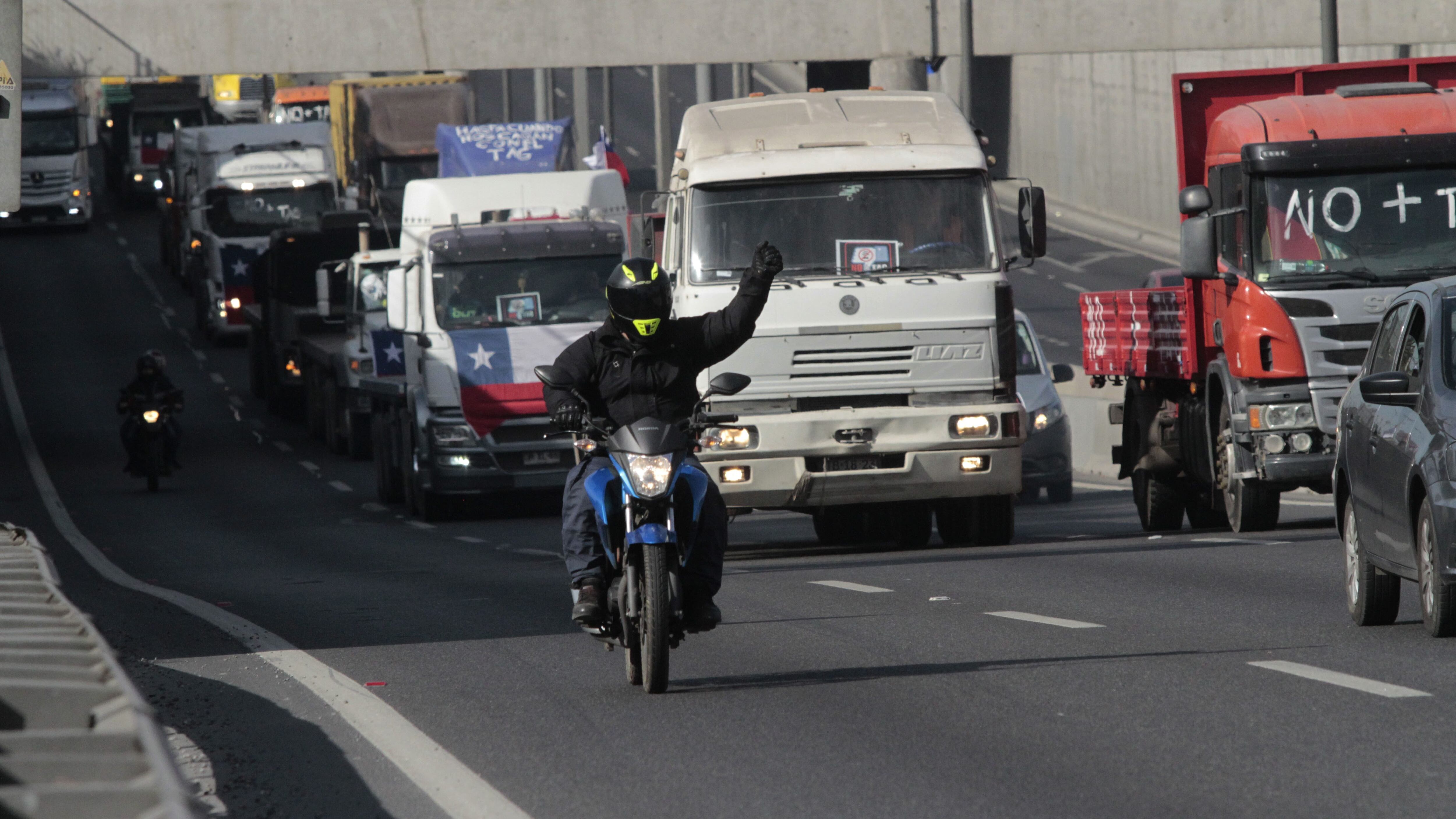 25 de Octubre del 2019/SANTIAGOparo de camiones que abarca puntos clave de Santiago, cruzando la interseccion de Av. Departamental.
FOTO:AGENCIAUNO/MAURICIO MENDEZ