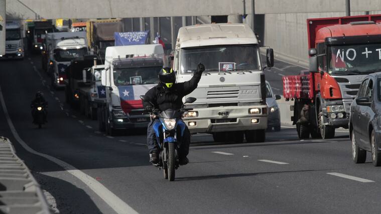 25 de Octubre del 2019/SANTIAGOparo de camiones que abarca puntos clave de Santiago, cruzando la interseccion de Av. Departamental.
FOTO:AGENCIAUNO/MAURICIO MENDEZ
