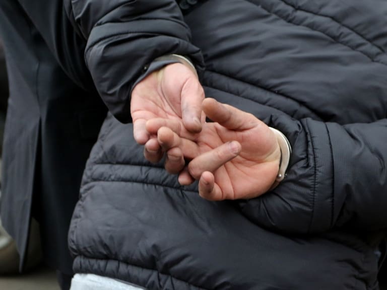 Detienen a profesor por almacenar pornografía infantil hasta de su cuñada menor de edad