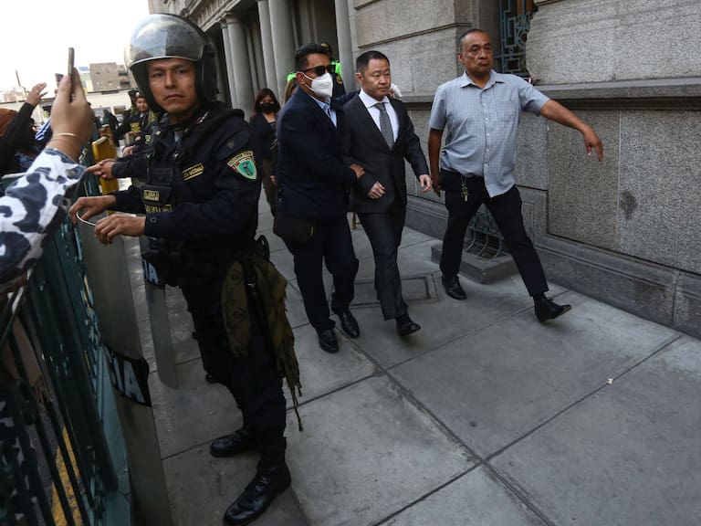 Excongresista Kenji Fujimori llega a los tribunales de Perú