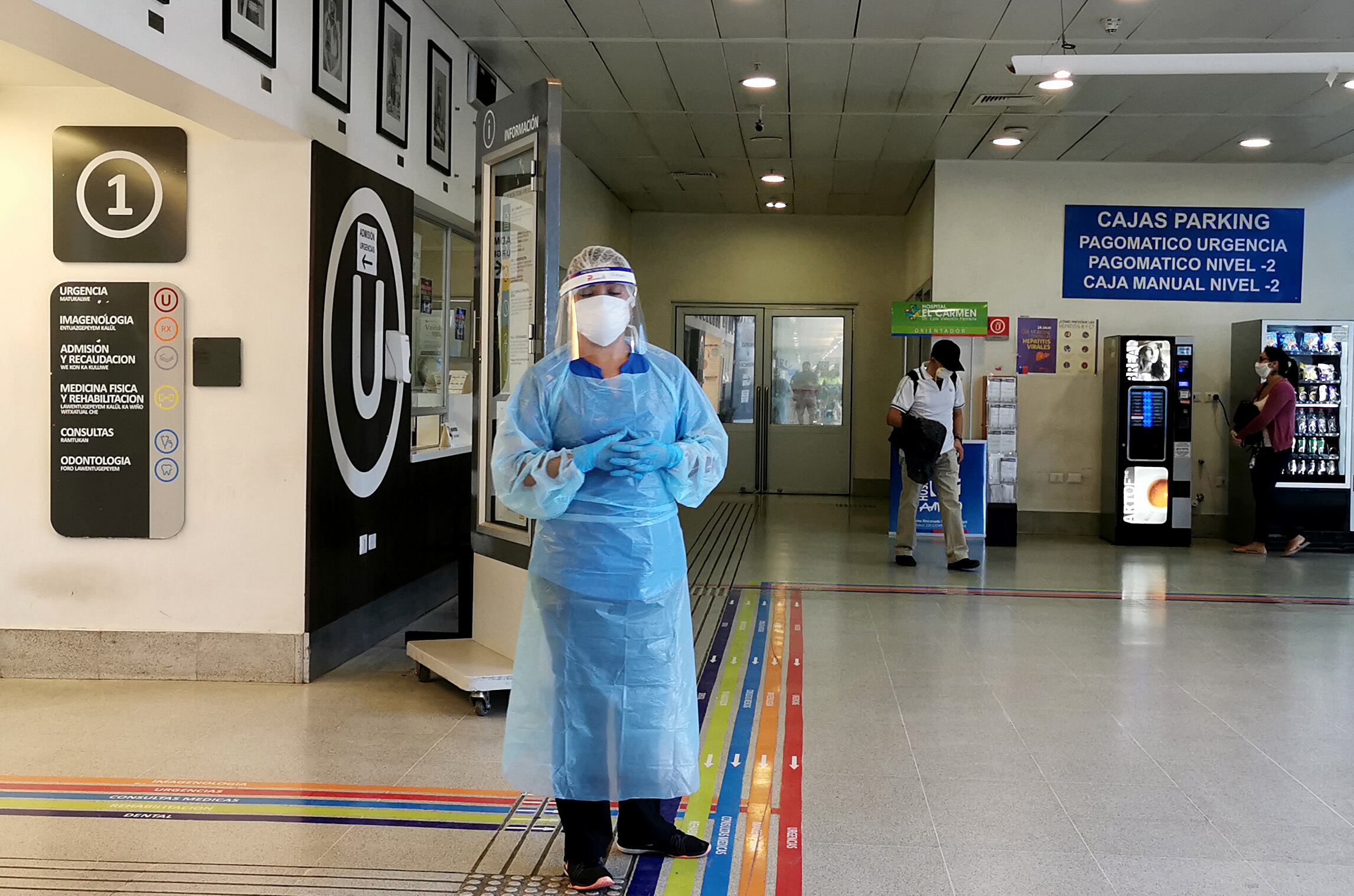 07  de Abril  de 2020/SANTIAGOUna enferma espera para trasladar a una mujer con sntomas de coronavirus para realizar el test en el hospital El Carmen de Maip hasta donde llegan  pacientes y son evaluados para su ingreso por posible contagio de Covid-19 ( Coronavorus) 
FOTO:MARIO DAVILA/AGENCIAUNO