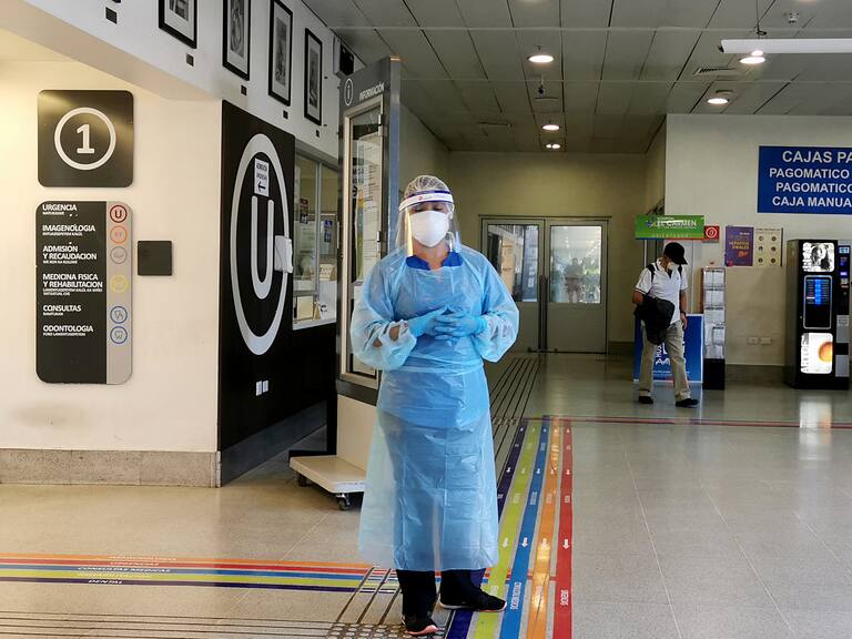 07 de Abril de 2020/SANTIAGOUna enferma espera para trasladar a una mujer con sntomas de coronavirus para realizar el test en el hospital El Carmen de Maip hasta donde llegan pacientes y son evaluados para su ingreso por posible contagio de Covid-19 ( Coronavorus)
FOTO:MARIO DAVILA/AGENCIAUNO
