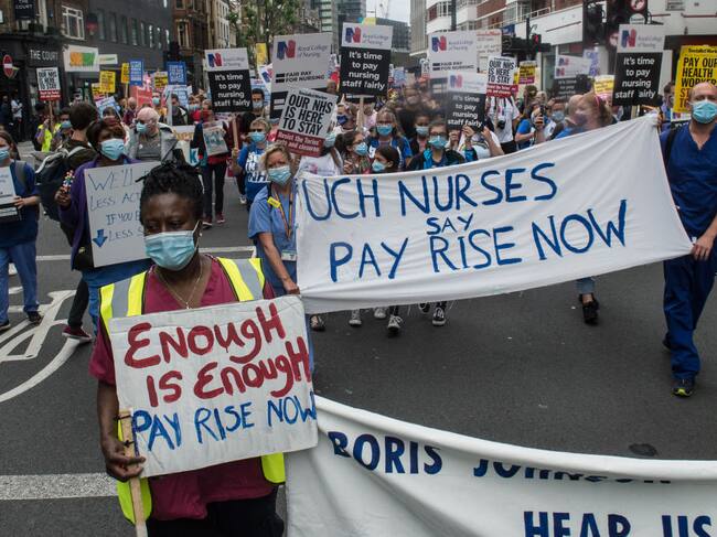 Manifestación de trabajadores de la salud para sus mejoras salariales en Inglaterra