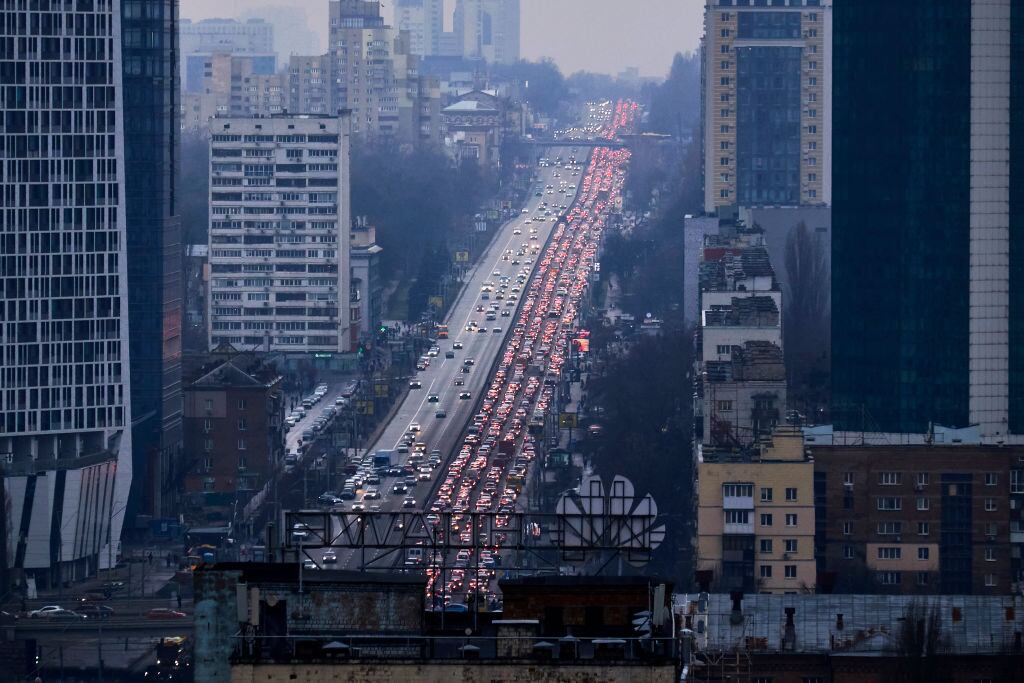 Colapso en una ruta de salida de la ciudad de Kiev ante el conflicto con Rusia