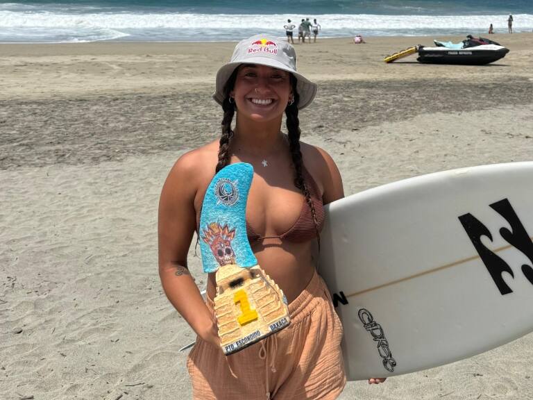 Surfista chilena es la primera mujer en ganar uno de los campeonatos de olas más importantes del mundo