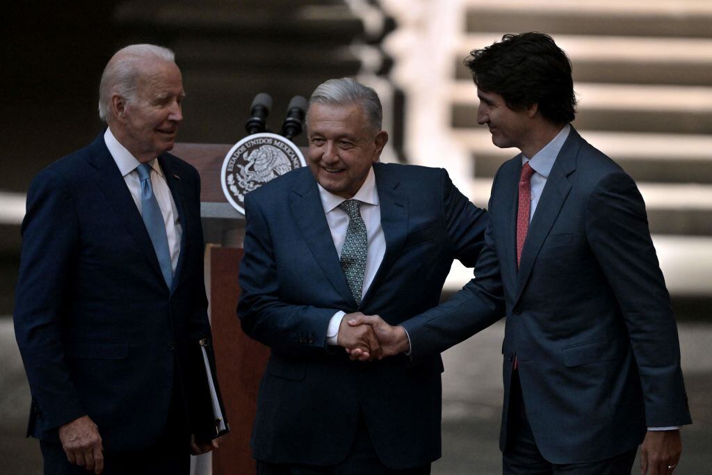 Andrés Manuel López Obrador saluda a Justin Trudeau y Joe Biden