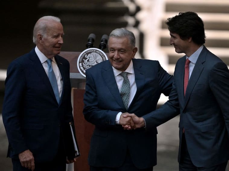 Andrés Manuel López Obrador saluda a Justin Trudeau y Joe Biden