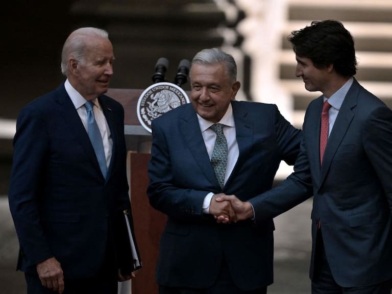 Andrés Manuel López Obrador saluda a Justin Trudeau y Joe Biden