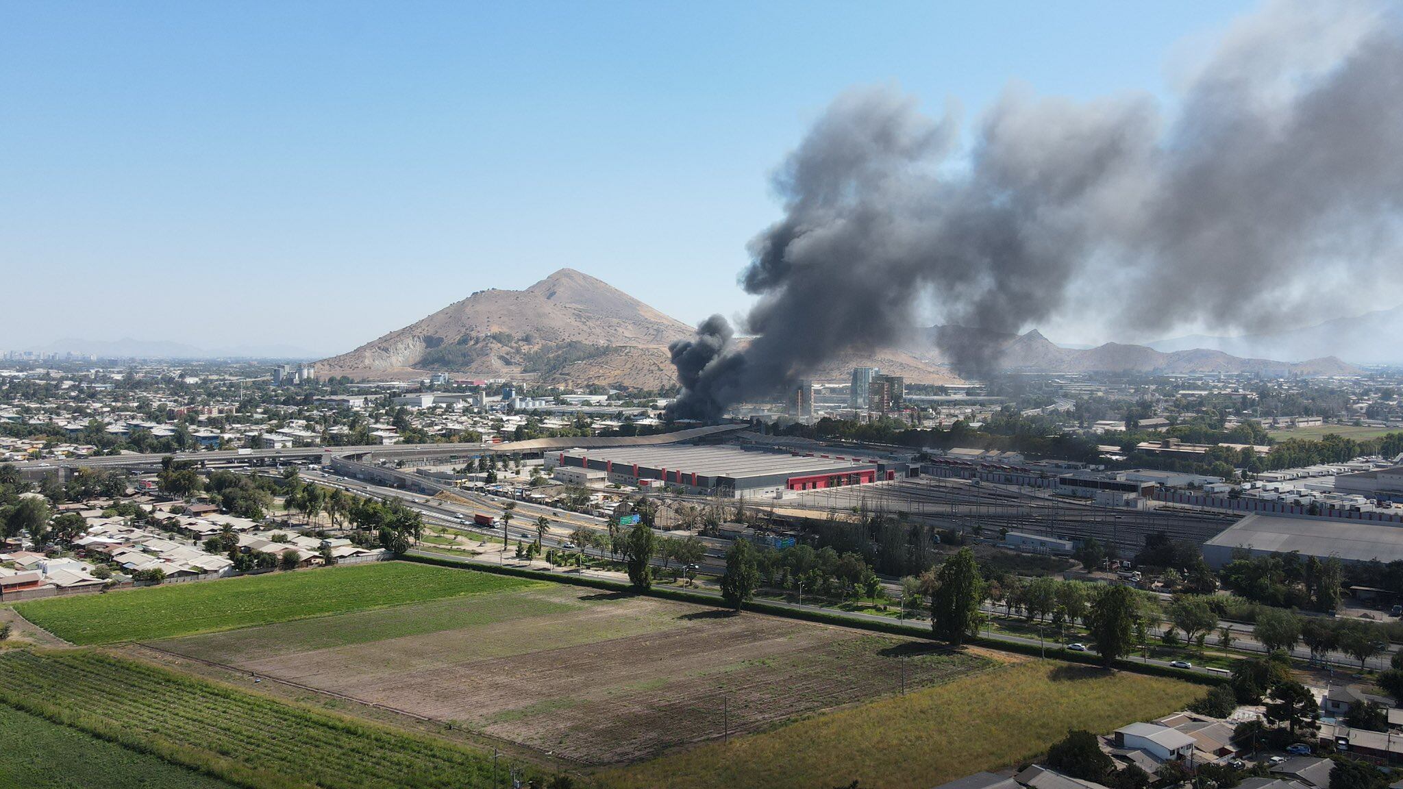Humo en Santiago: incendio afecta instalaciones de industria en la comuna de Conchalí