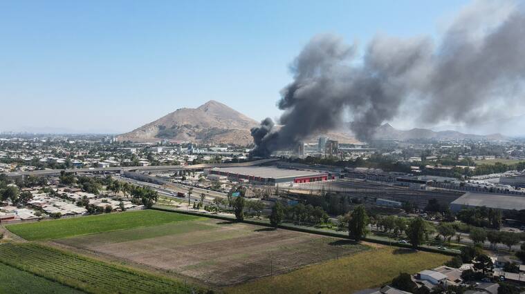 Humo en Santiago: incendio afecta instalaciones de industria en la comuna de Conchalí