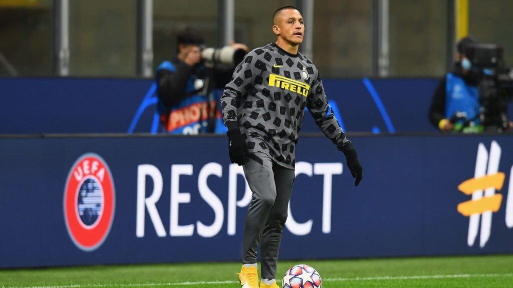 MILAN, ITALY - OCTOBER 21: Alexis Sanchez of FC Internazionale warms up ahead before during the UEFA Champions League Group B stage match between FC Internazionale and Borussia Moenchengladbach at Stadio Giuseppe Meazza on October 21, 2020 in Milan, Italy. (Photo by Claudio Villa - Inter/Inter via Getty Images)