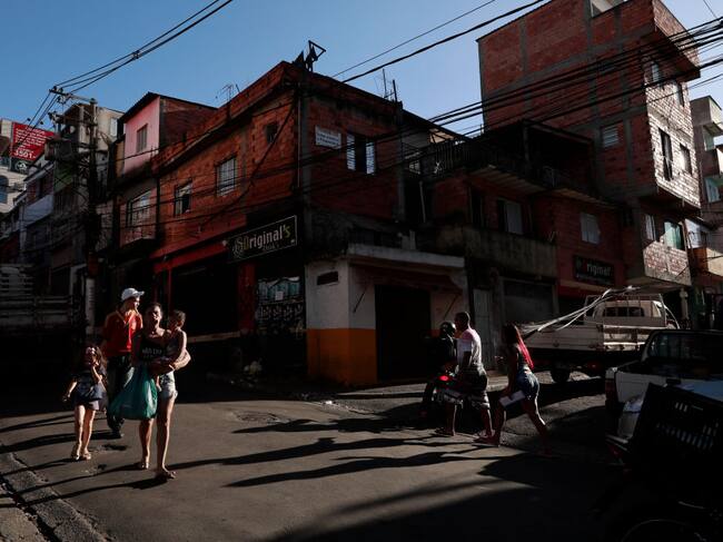En una favela de Sao Paulo se reparten alimentos