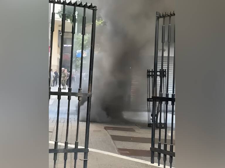 Amago de incendio en cámara de ENEL obliga a desalojo preventivo de comerciantes en Santiago Centro