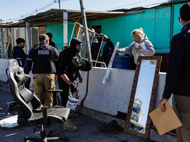 16 DE DICIEMBRE 2025 / MAIPU
Cientos de funcionarios municipales de la comuna de Maipú junto con carabineros proceden a erradicar el Campamento El Trebol en el eje Camino a Melipilla con Av. Pajaritos.
FOTO: LUKAS SOLIS / AGENCIAUNO