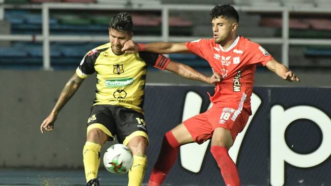 CALI, COLOMBIA - JANUARY 25: Rodrigo Ureña of America struggles the ball with Cesar Arias of Alianza during a match between America de Cali and Alianza Petrolera as part of Liga BetPlay I 2020 at Estadio Pascual Guerrero on January 25, 2020 in Cali, Colombia. (Photo by Gabriel Aponte/Vizzor Image/Getty Images)
