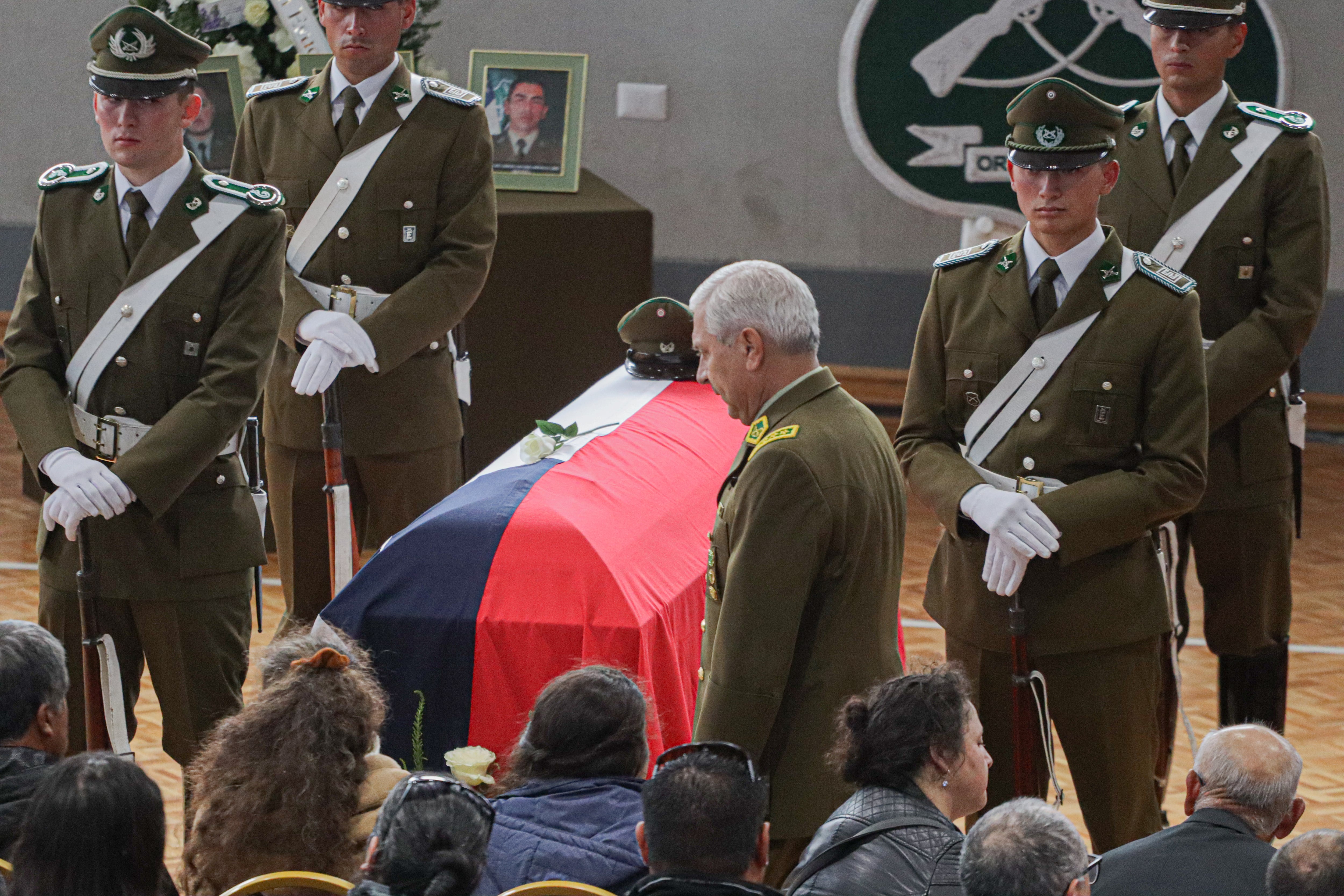 28 DE ABRIL DE 2024/CONCEPCION
El general directo de carabineros Ricardo Yáñez, da un palabras en el responso fúnebre en la Escuela de Suboficiales Grupo Concepción, de los tres carabineros asesinados en la madrugada de este sábado en la comuna de Cañete.
FOTO: RODRIGO FUICA/AGENCIAUNO