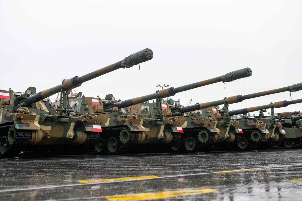 Un grupo de tanques de guerra llegan al puerto de Gdynia en Polonia