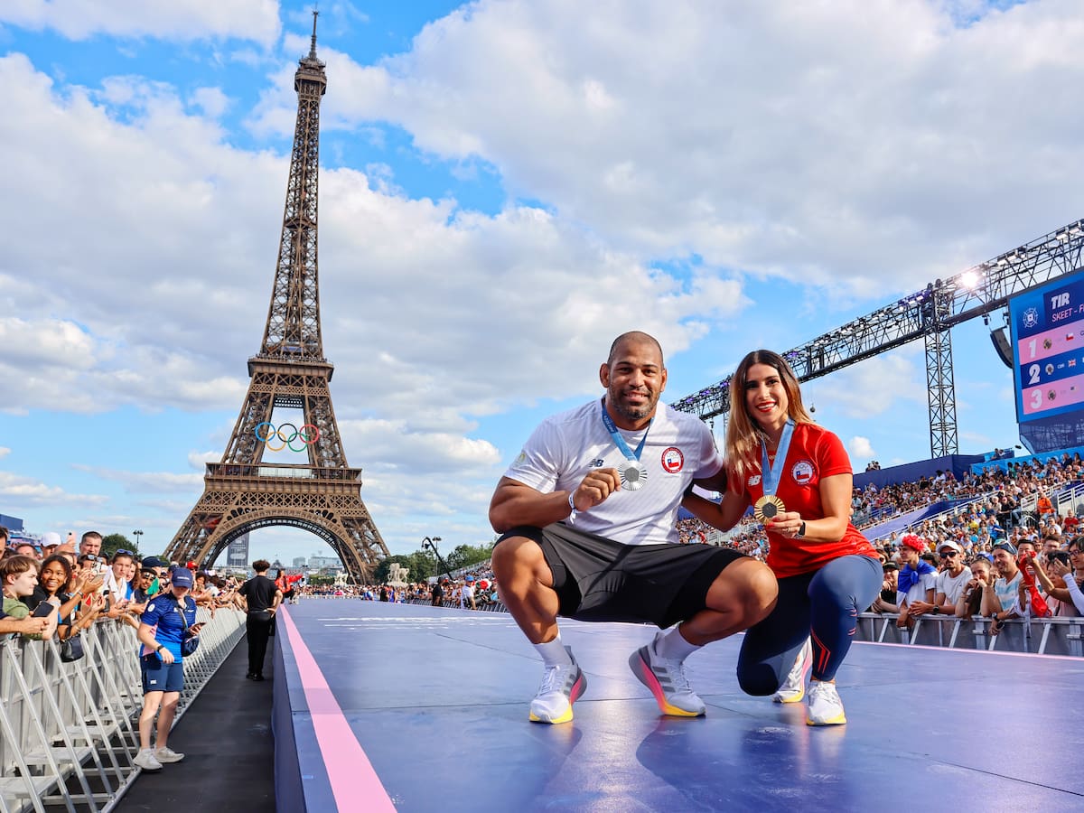 A lo rockstars: Francisca Crovetto y Yasmani Acosta desfilaron con sus medallas en París