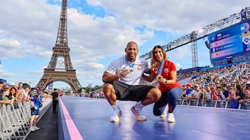 A lo rockstars: Francisca Crovetto y Yasmani Acosta desfilaron con sus medallas en París