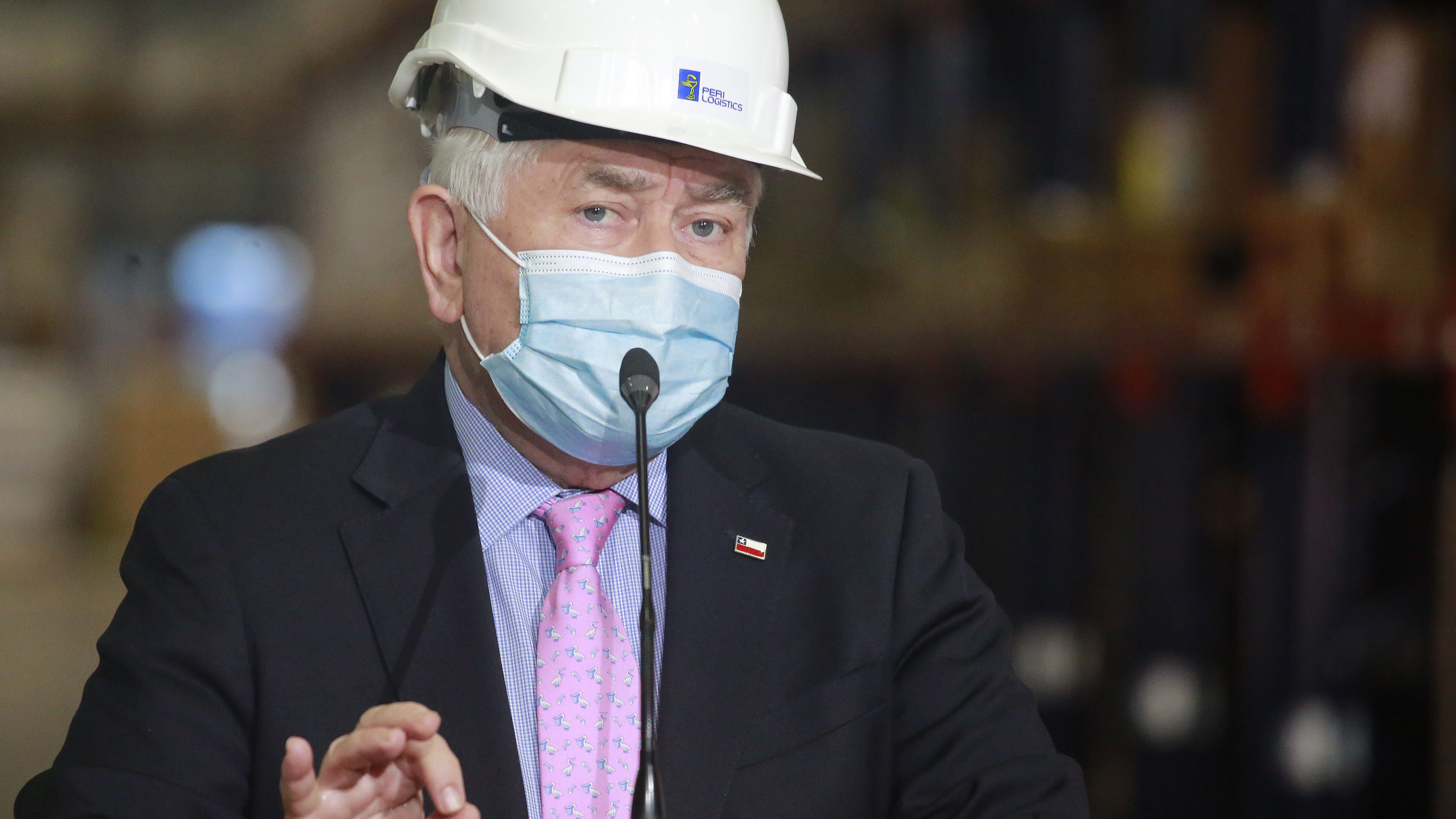 Ministro Paris por regreso del público a los estadios