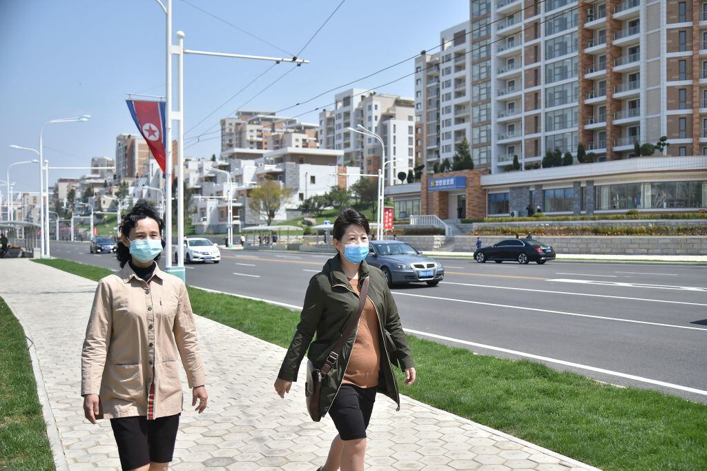 Mujeres con mascarillas caminan en la capital de Corea del Norte