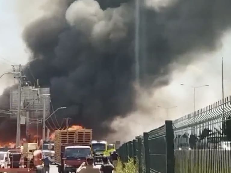 Incendio con peligro de propagación en fábrica de pallets afecta al sector industrial de Quilicura