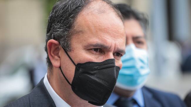 14 de Octubre del 2021/SANTIAGOEl Gobernador Regional del Biobío, Rodrigo Díaz llega a la oficina de partes de la moneda, para entregar una carta y manifestarle al Presidente Sebastián Piñera su molestia y preocupación por la declaración del Estado de Excepción Constitucional de Emergencia que no fue consultada a las autoridades y representantes regionales y locales, generando un clima de incertidumbre entre las y los habitantes.
FOTO: SEBASTIAN BELTRAN GAETE/AGENCIAUNO
