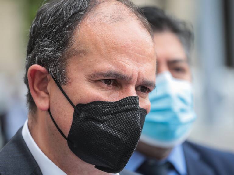 14 de Octubre del 2021/SANTIAGOEl Gobernador Regional del Biobío, Rodrigo Díaz llega a la oficina de partes de la moneda, para entregar una carta y manifestarle al Presidente Sebastián Piñera su molestia y preocupación por la declaración del Estado de Excepción Constitucional de Emergencia que no fue consultada a las autoridades y representantes regionales y locales, generando un clima de incertidumbre entre las y los habitantes.
FOTO: SEBASTIAN BELTRAN GAETE/AGENCIAUNO