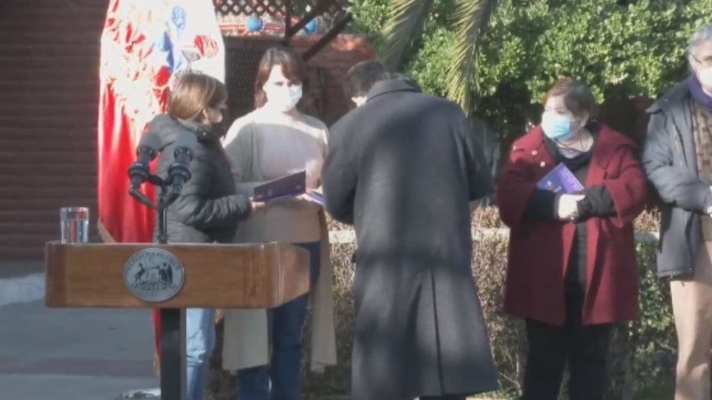 El Presidente firmando propuestas de nueva Constitución. / Captura de pantalla Mediabanco.