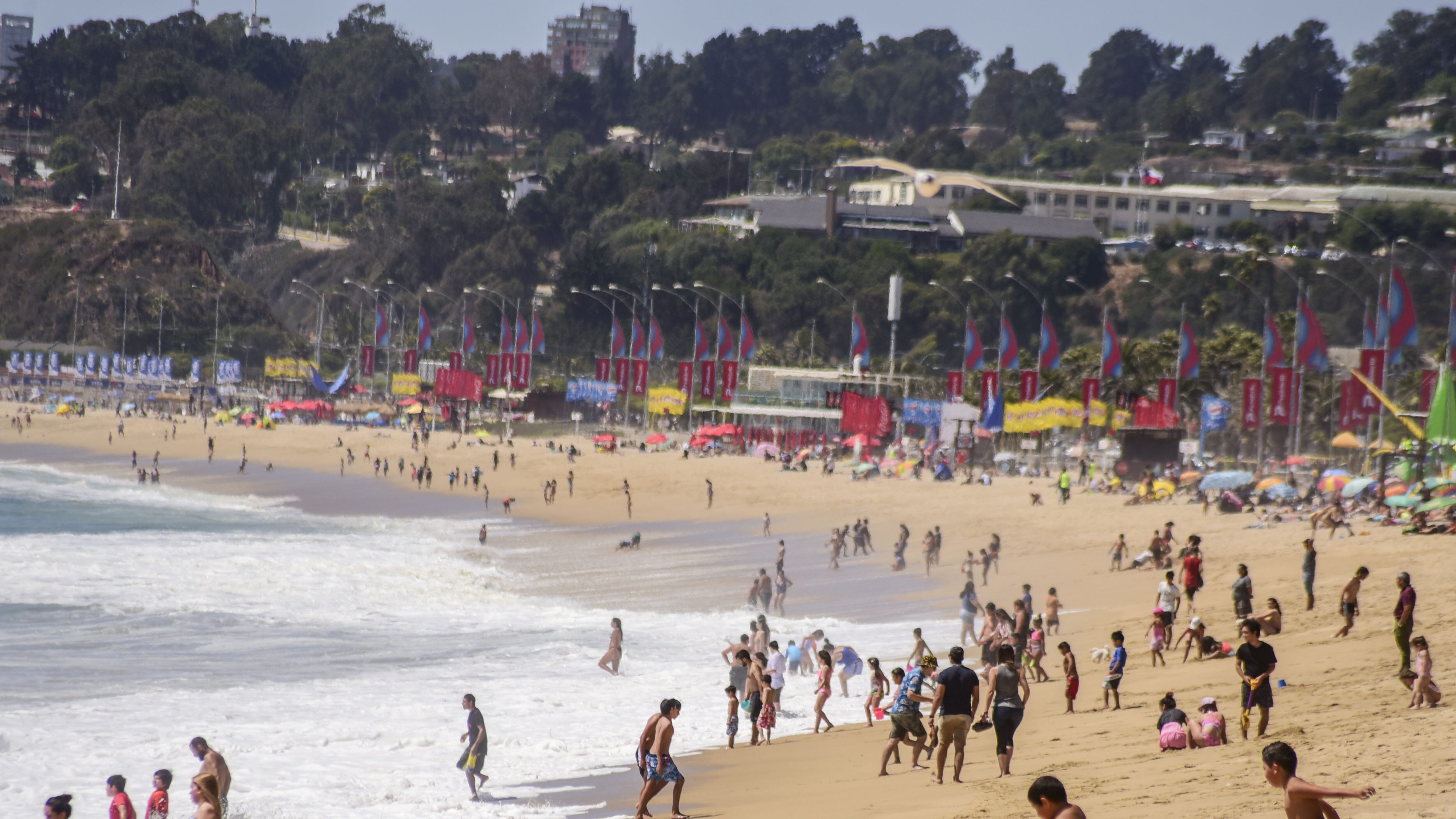 11 DE ENERO DE 2021 / VIÑA DEL MARPersonas en la Playa El Sol, durante un caluroso día lunes en Vacaciones, mientras la comuna se mantiene en Fase 2 por la pandemia del Covid-19.
FOTO: MIGUEL MOYA / AGENCIAUNO