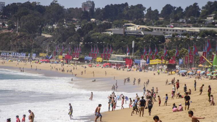 11 DE ENERO DE 2021 / VIÑA DEL MARPersonas en la Playa El Sol, durante un caluroso día lunes en Vacaciones, mientras la comuna se mantiene en Fase 2 por la pandemia del Covid-19.
FOTO: MIGUEL MOYA / AGENCIAUNO